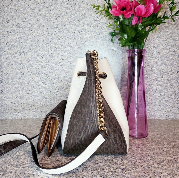 🔥SOLD🔥🌺Michael Kors🌺 POEBE Optic White MD Bucket Messenger Leather & Wallet - Picture 4 of 16